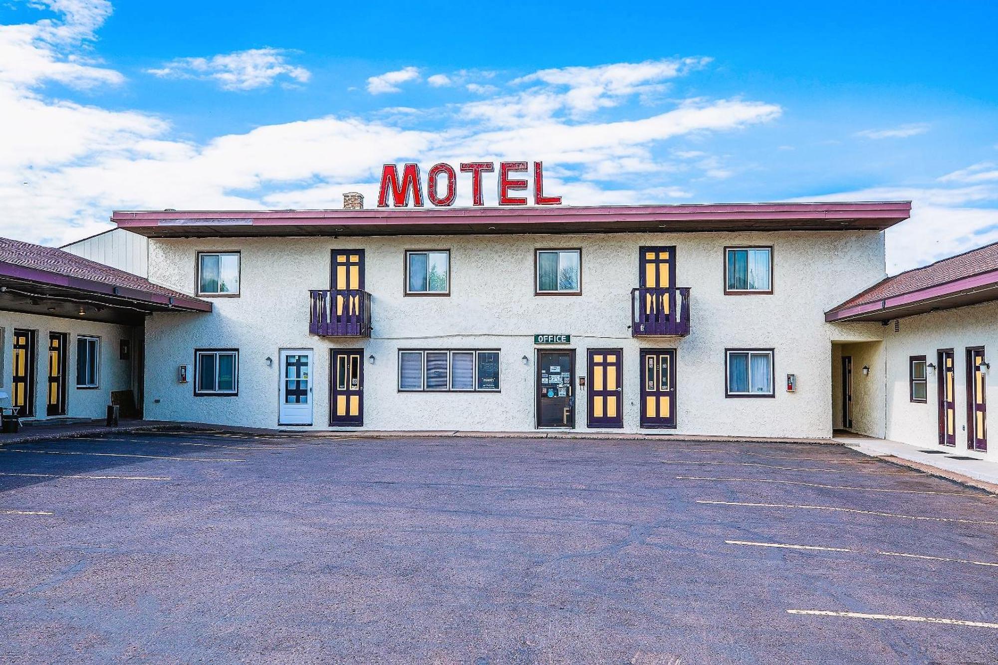 Love Hotels Silver Street By Oyo At Hurley Wi Exterior photo